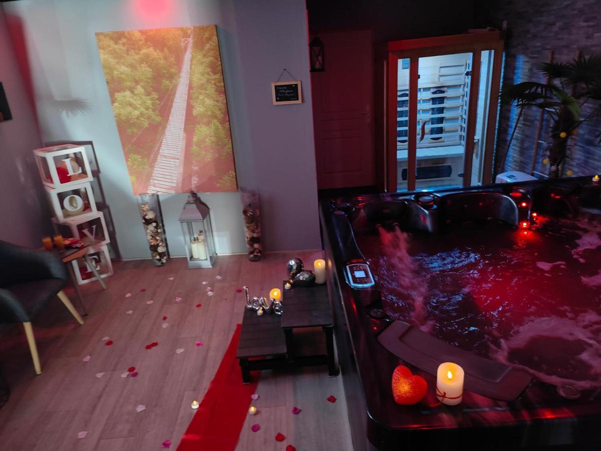 Logement Privatif Avec Jacuzzi Apartment Bergues Luaran gambar